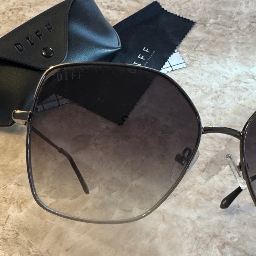 Diff Iris Black Sunglasses With Case - image 5